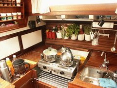 Pantry mit Basilikum